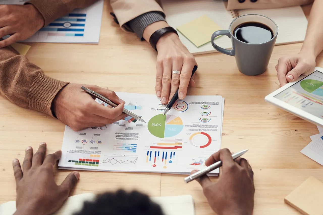 Échange autour de documents et de graphiques pour préparer un projet