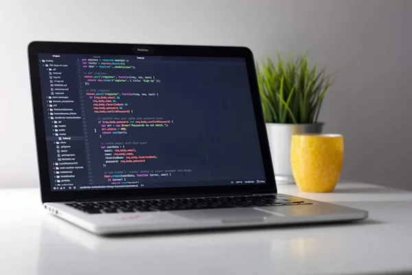 Ordinateur portable sur un bureau, avec un environnement de développement
