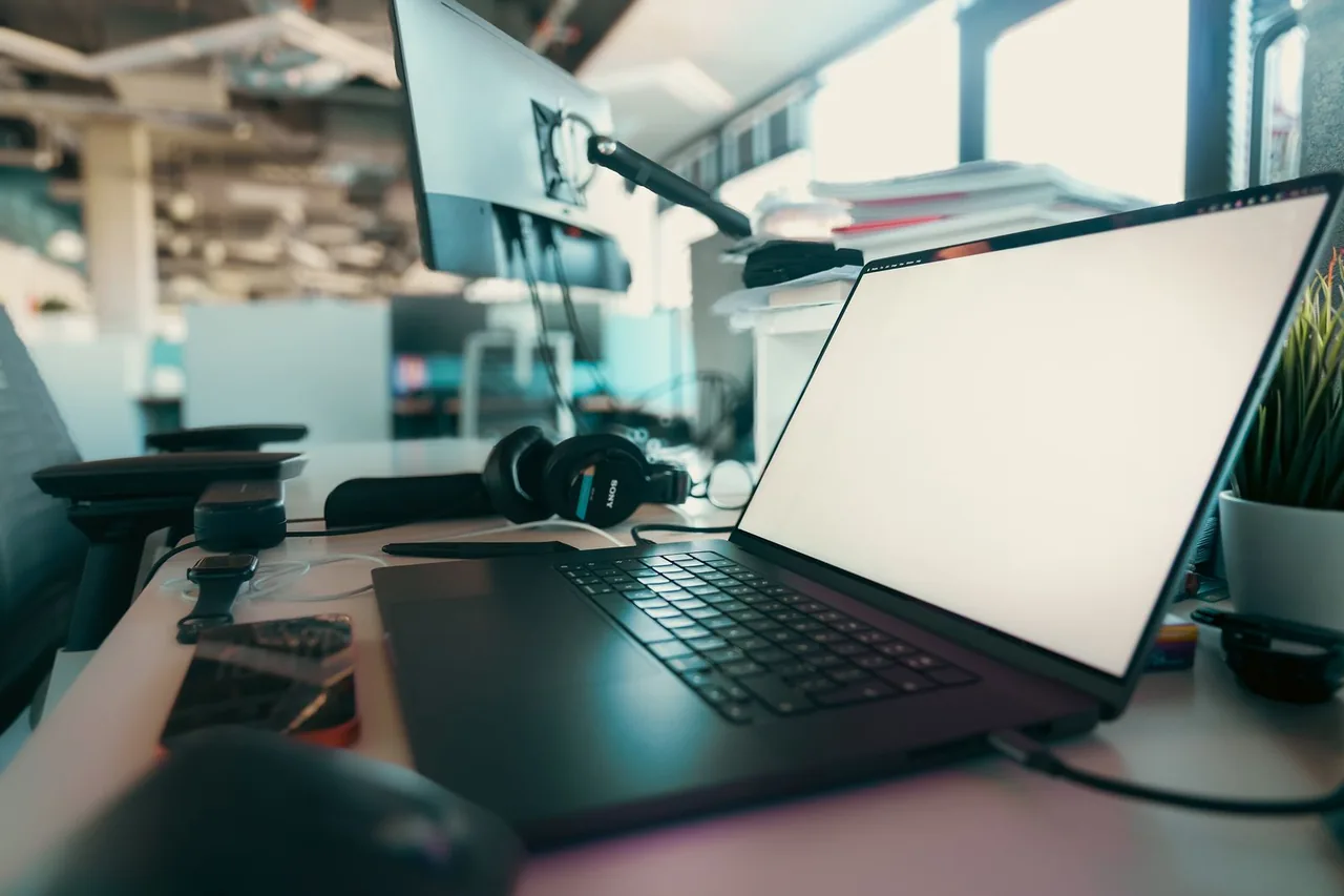 Poste de travail avec ordinateur portable, écran et casque